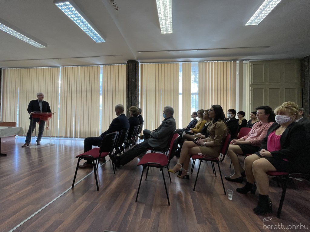 Átadták az MR készüléket09